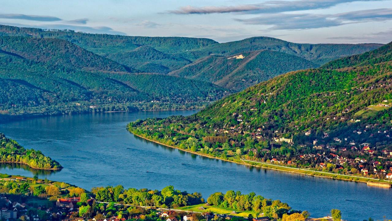 Blick auf das Donauknie in Ungarn, rund 30 km nördlich der Hauptstadt Budapest.