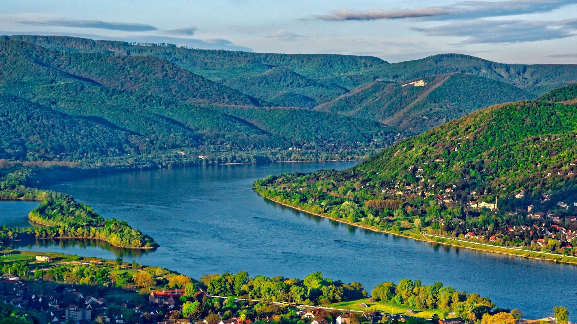 Blick auf das Donauknie in Ungarn, rund 30 km nördlich der Hauptstadt Budapest.