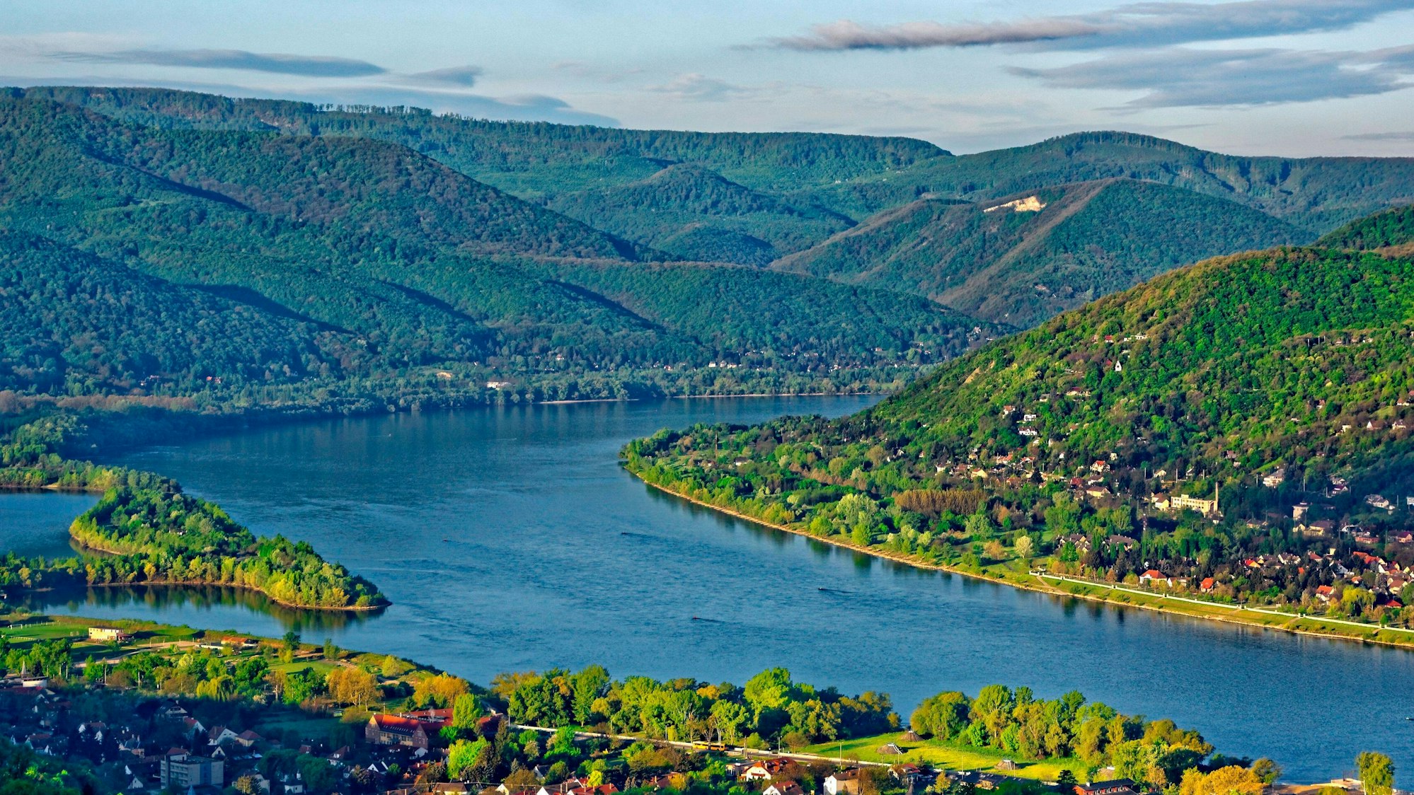 Blick auf das Donauknie in Ungarn, rund 30 km nördlich der Hauptstadt Budapest.