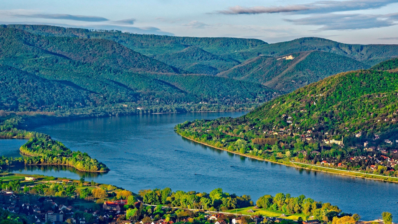 Blick auf das Donauknie in Ungarn, rund 30 km nördlich der Hauptstadt Budapest.