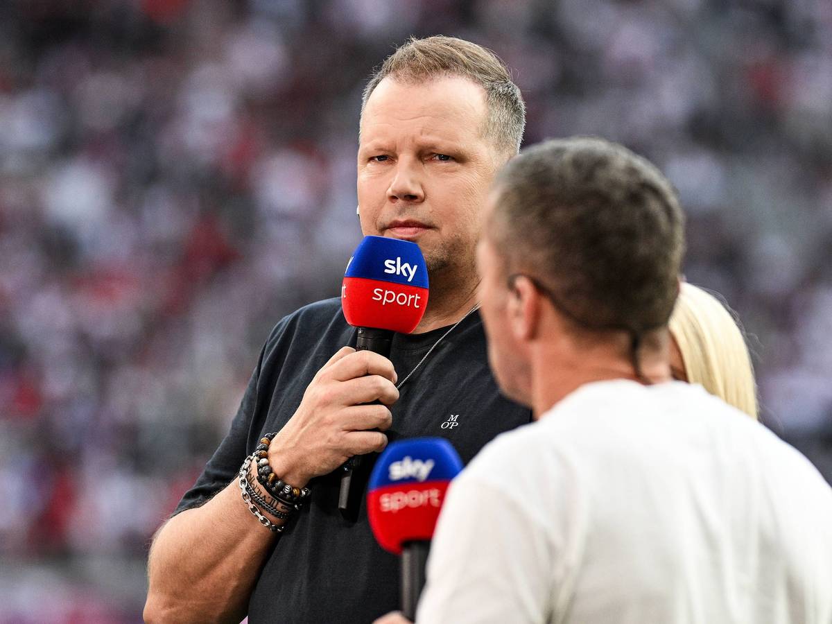 Wolff Fuss hält ein Sky-Mikrofon vor seinen Mund und guckt streng.