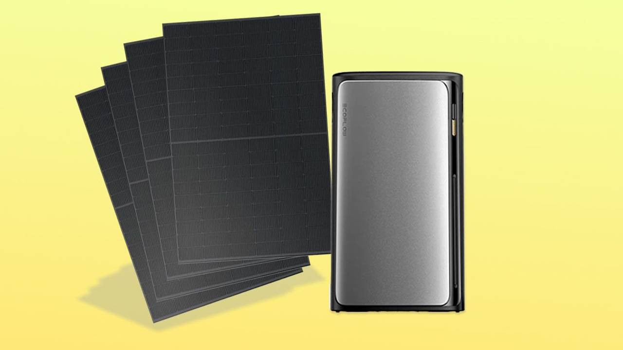 EcoFlow Stream Ultra Speicher mit vier bifazialen 500-Watt-Solarmodulen auf einem Balkon, daneben Smart Meter.