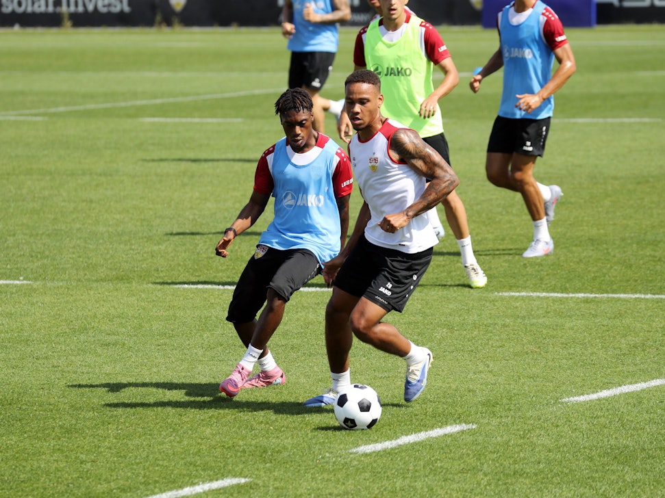 Nikolas Nartey beim Training des VfB Stuttgart im Zweikampf mit Justin Diehl