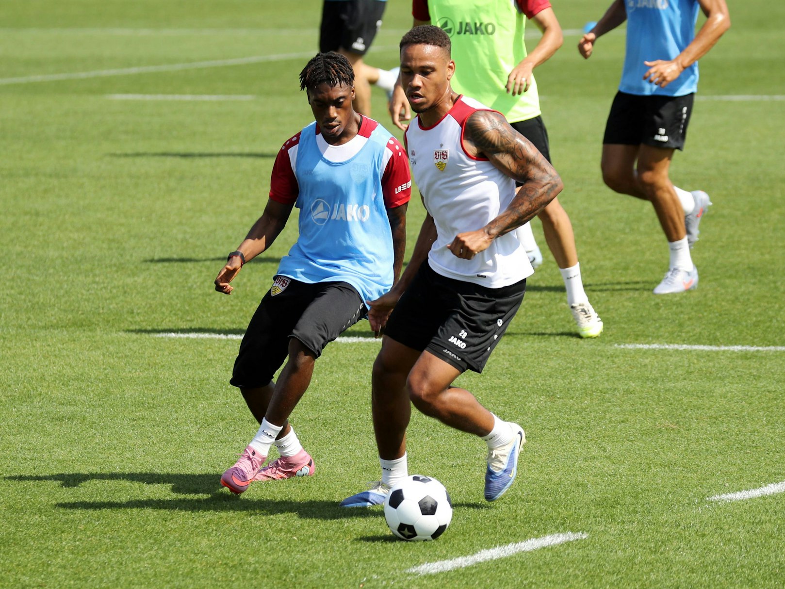 Nikolas Nartey beim Training des VfB Stuttgart im Zweikampf mit Justin Diehl