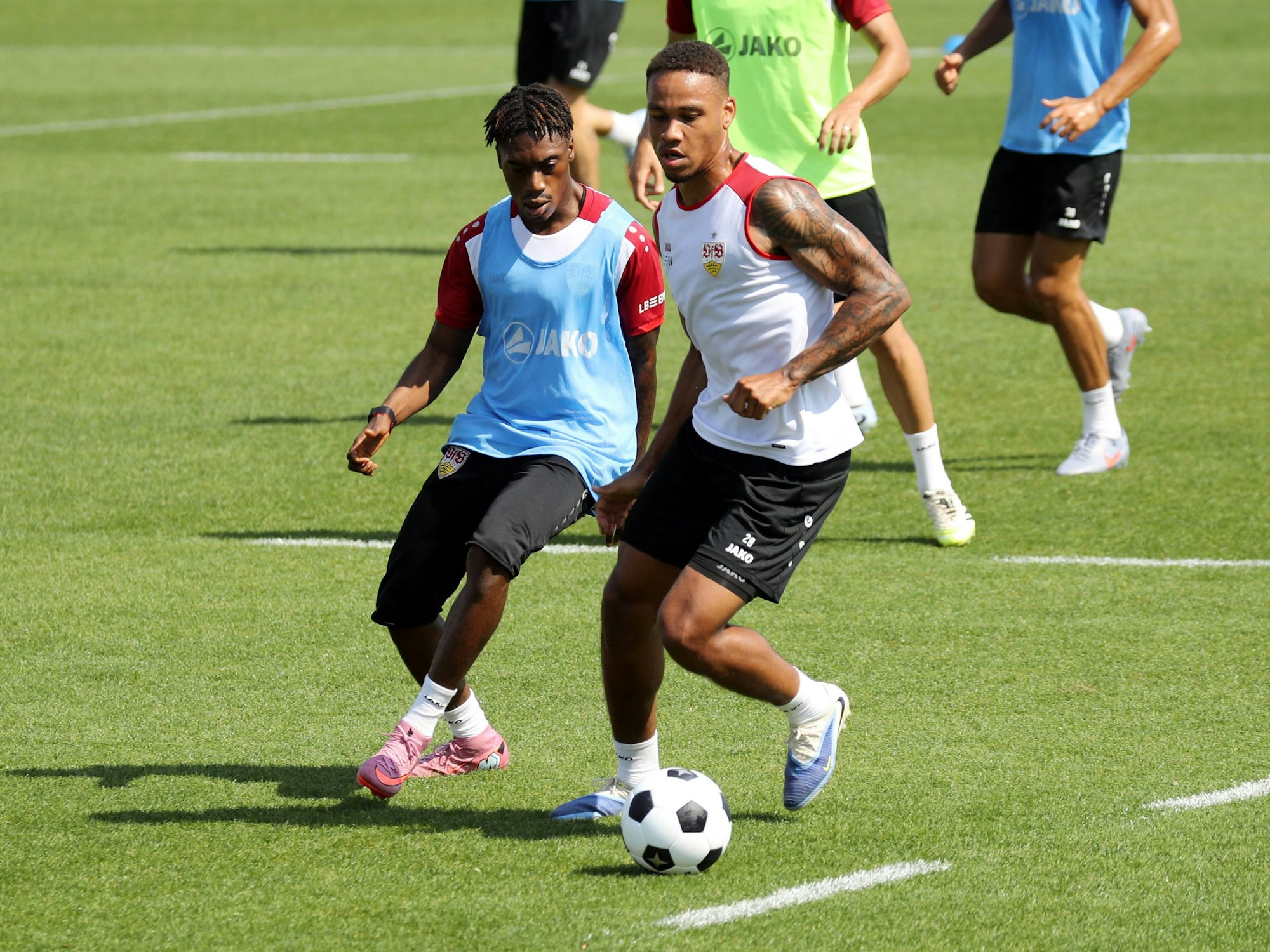 Nikolas Nartey beim Training des VfB Stuttgart im Zweikampf mit Justin Diehl