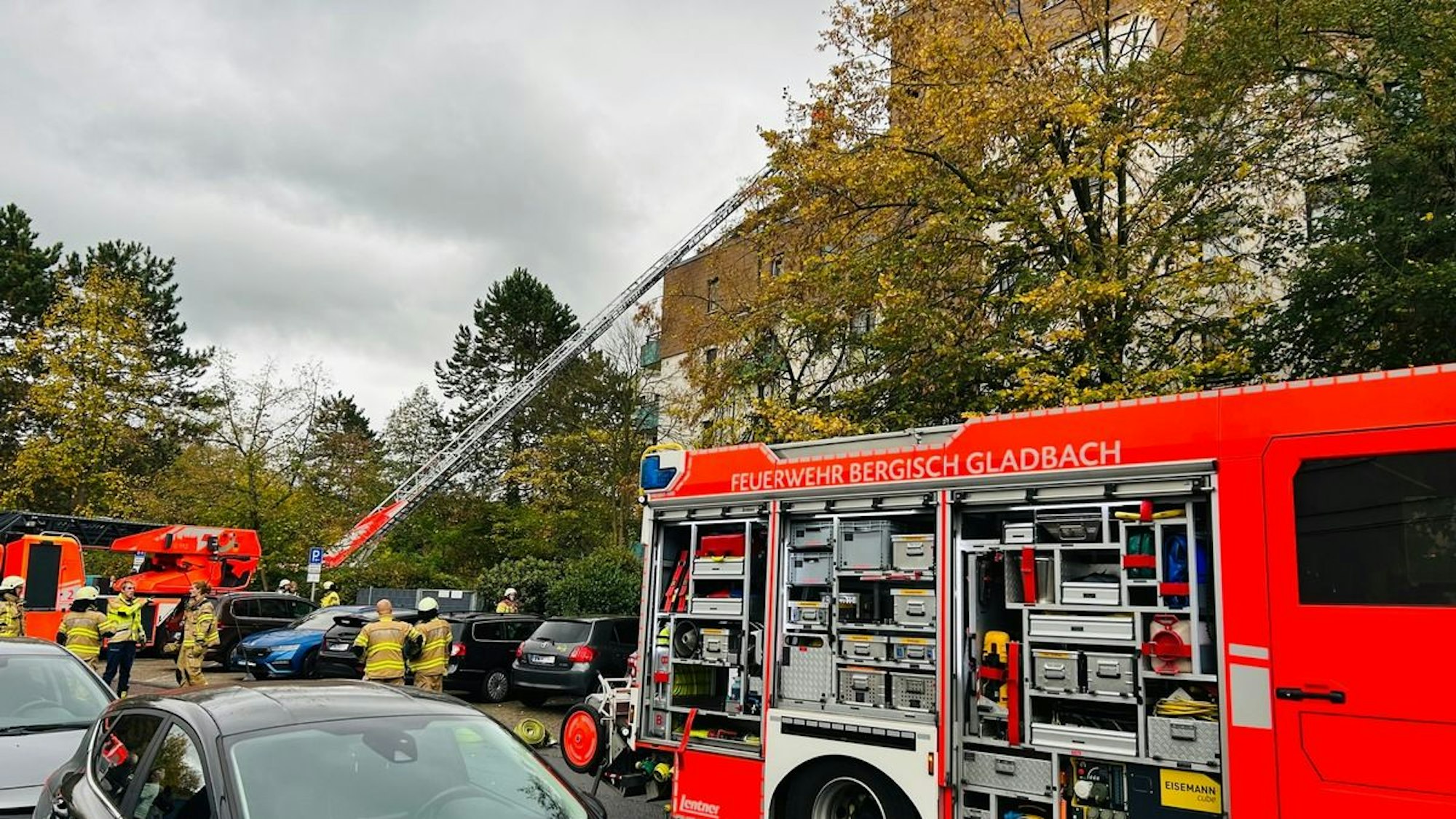 Feuerwehrauto der Feuerwehr Bergisch Gladbach im Einsatz (Symbolbild).