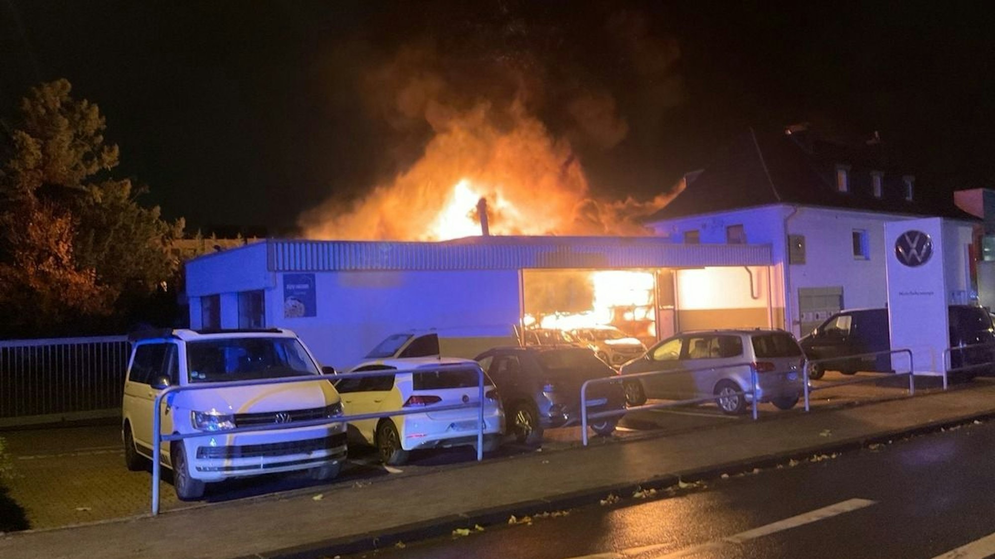 Großbrand in Autowerkstatt an der Kölner Straße in Mülheim.