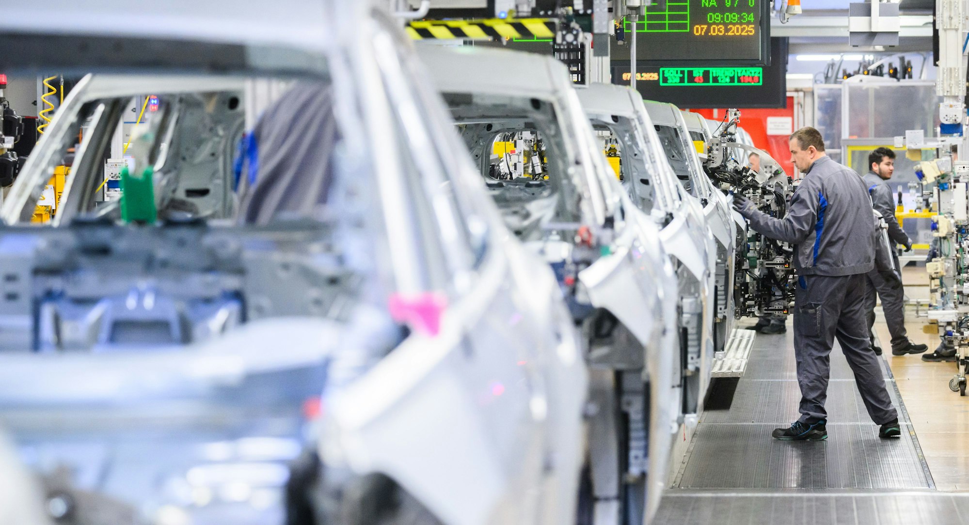 Mitarbeiter arbeiten im VW-Stammwerk in Wolfsburg am Tayron und Tiguan (Archivfoto).