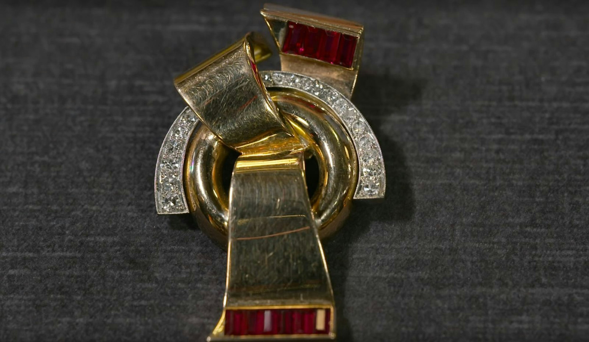 Das ist das gute Stück, über das der Verbalfight zwischen Waldi und Christian entbrennt: eine zum Anhänger umgestaltete Brosche aus den 1940er-Jahren. Experte Patrick Lessmann erkennt eine schöne Ausarbeitung mit 585er-Gold, 10 Rubinen und 19 Diamanten im Achtkant-Schliff. Horst Lichter ist begeistert: „Dat ist mal was anderes, da guckt man gleich hin.“ (Bild: ZDF)