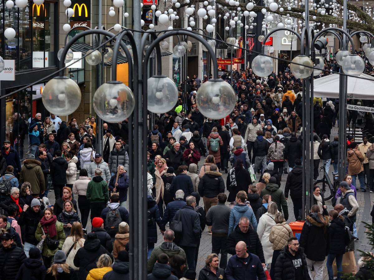 Eine volle Schildergasse mit vielen Menschen in Köln