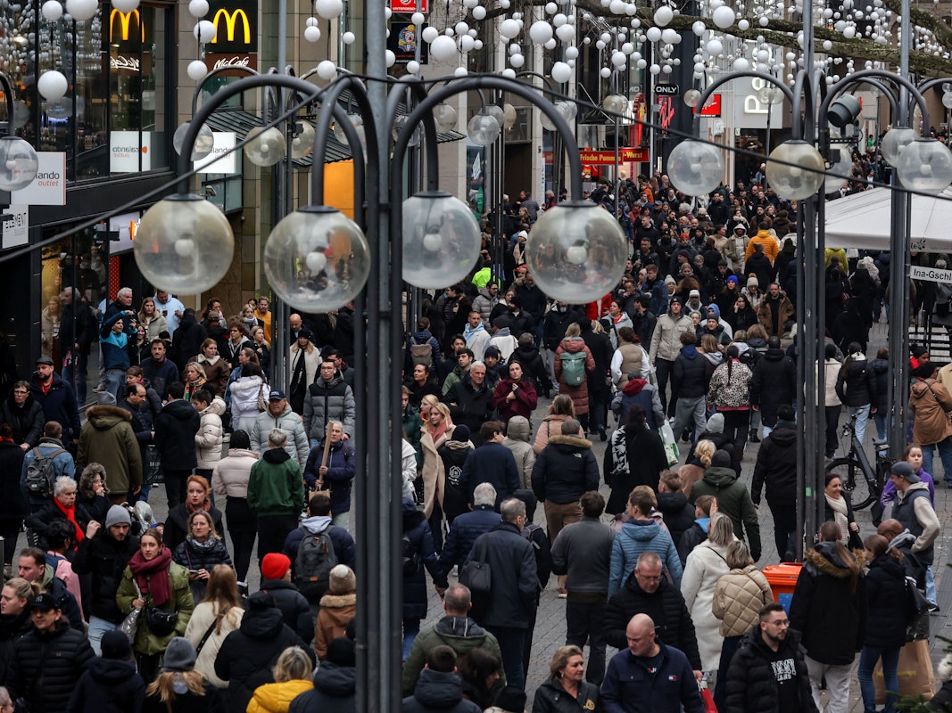 Eine volle Schildergasse mit vielen Menschen in Köln