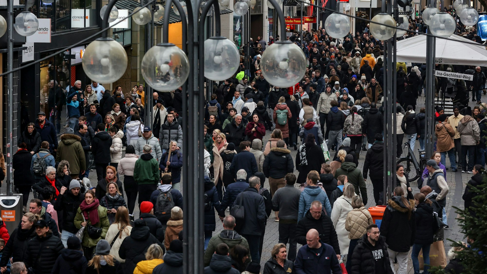 Eine volle Schildergasse mit vielen Menschen in Köln