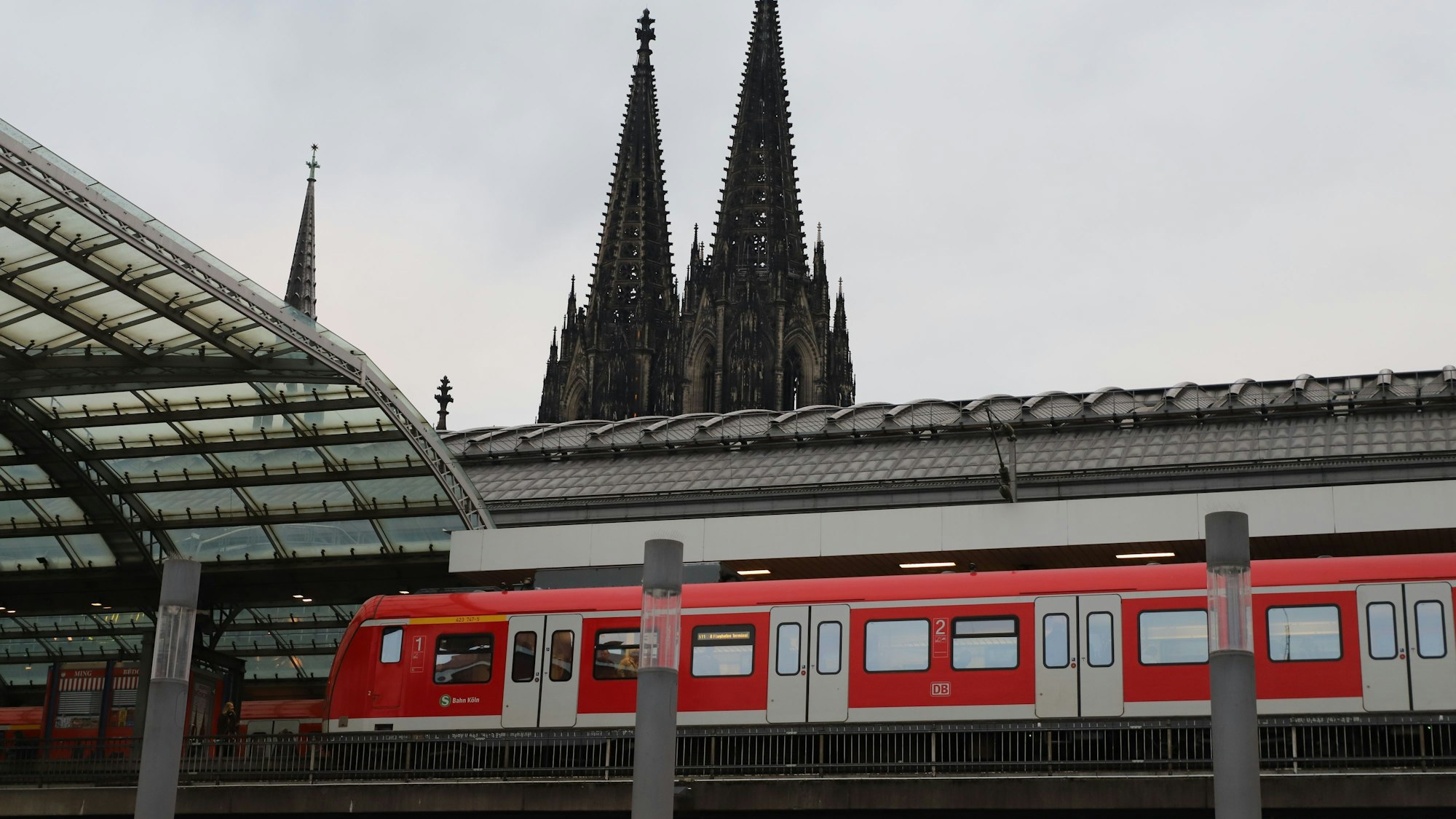 Ein S-Bahn-Zug steht im Kölner Hauptbahnhof. Im Hintergrund ist der Kölner Dom zu sehen. (Symbolfoto)