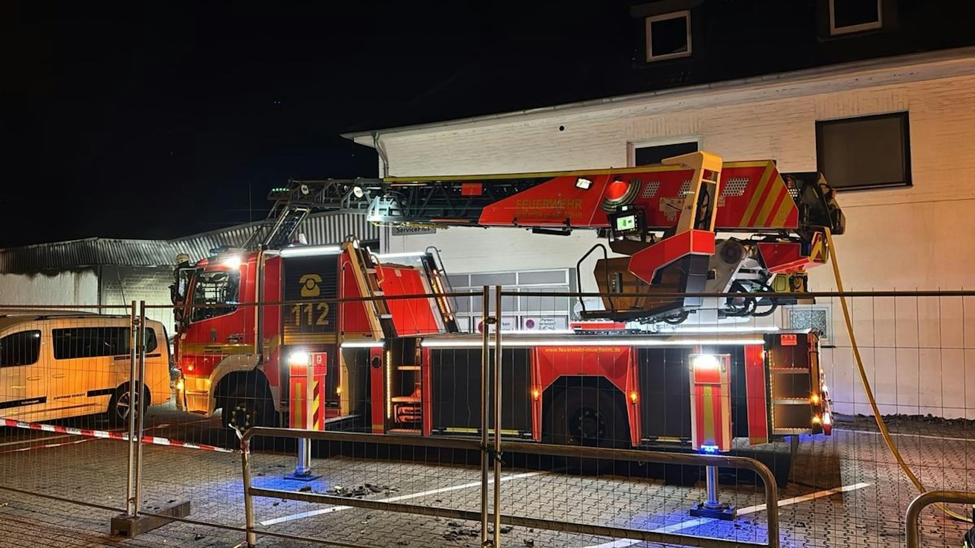 Ausgebranntes Gebäude nach einem Großbrand in Mülheim.