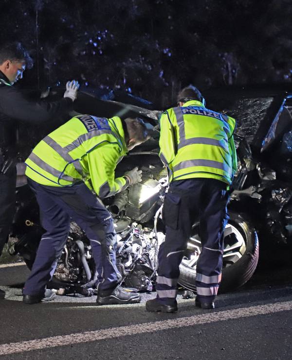 Einsatzkräfte der Polizei arbeiten an einem verunfallten Fahrzeug. Durch einen Geisterfahrer war es auf der A3 zu einem tödlichen Unfall gekommen.