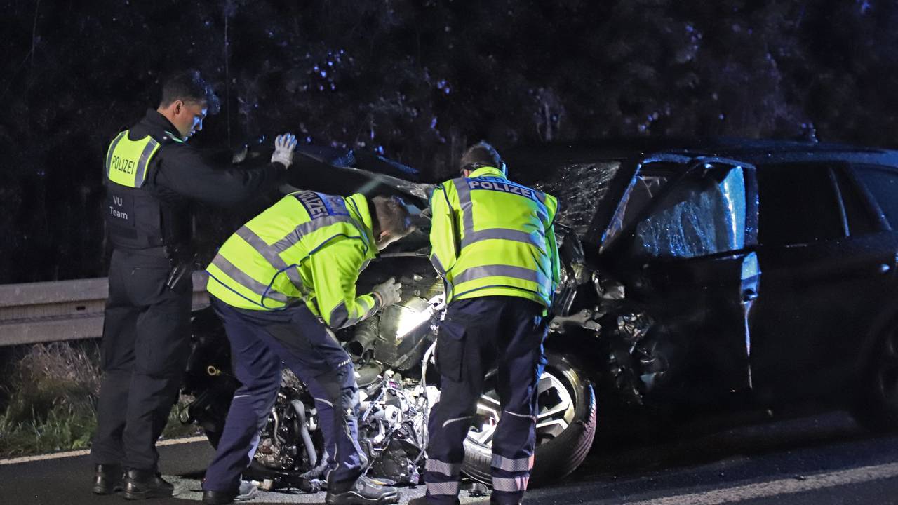 Einsatzkräfte der Polizei arbeiten an einem verunfallten Fahrzeug. Durch einen Geisterfahrer war es auf der A3 zu einem tödlichen Unfall gekommen.