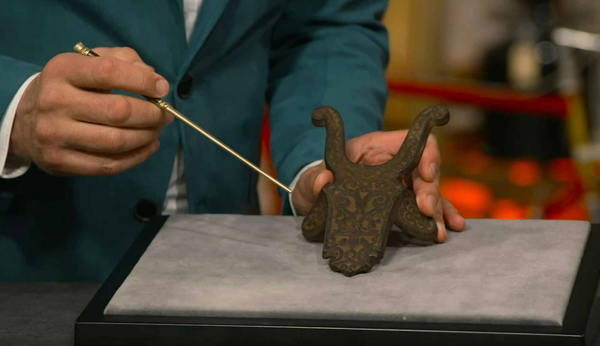 Detlev Kümmel stellt fest: Es handelt sich um einen Stiefelknecht aus Gusseisen aus den 1910-er Jahren. Aber: Es fehlen ihm gut zehn Zentimeter - da ist über die Jahre was abgebrochen. Das wirkt sich auf die Expertise aus. Das Erbstück von Anjas Opa schätzt er auf nur 35 Euro. Damit wäre Anja schon zufrieden: „Reicht zum Eisessen gehen mit der Familie.“ (Bild: ZDF)