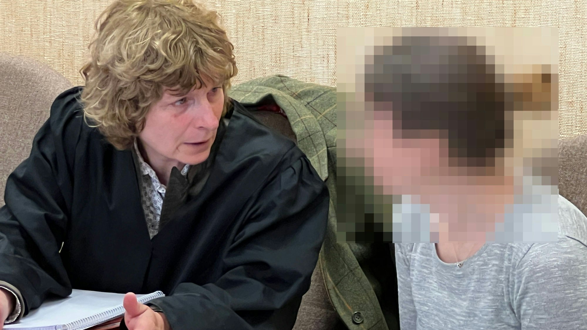Die angeklagte Frau beim Prozessauftakt mit ihrer Anwältin.