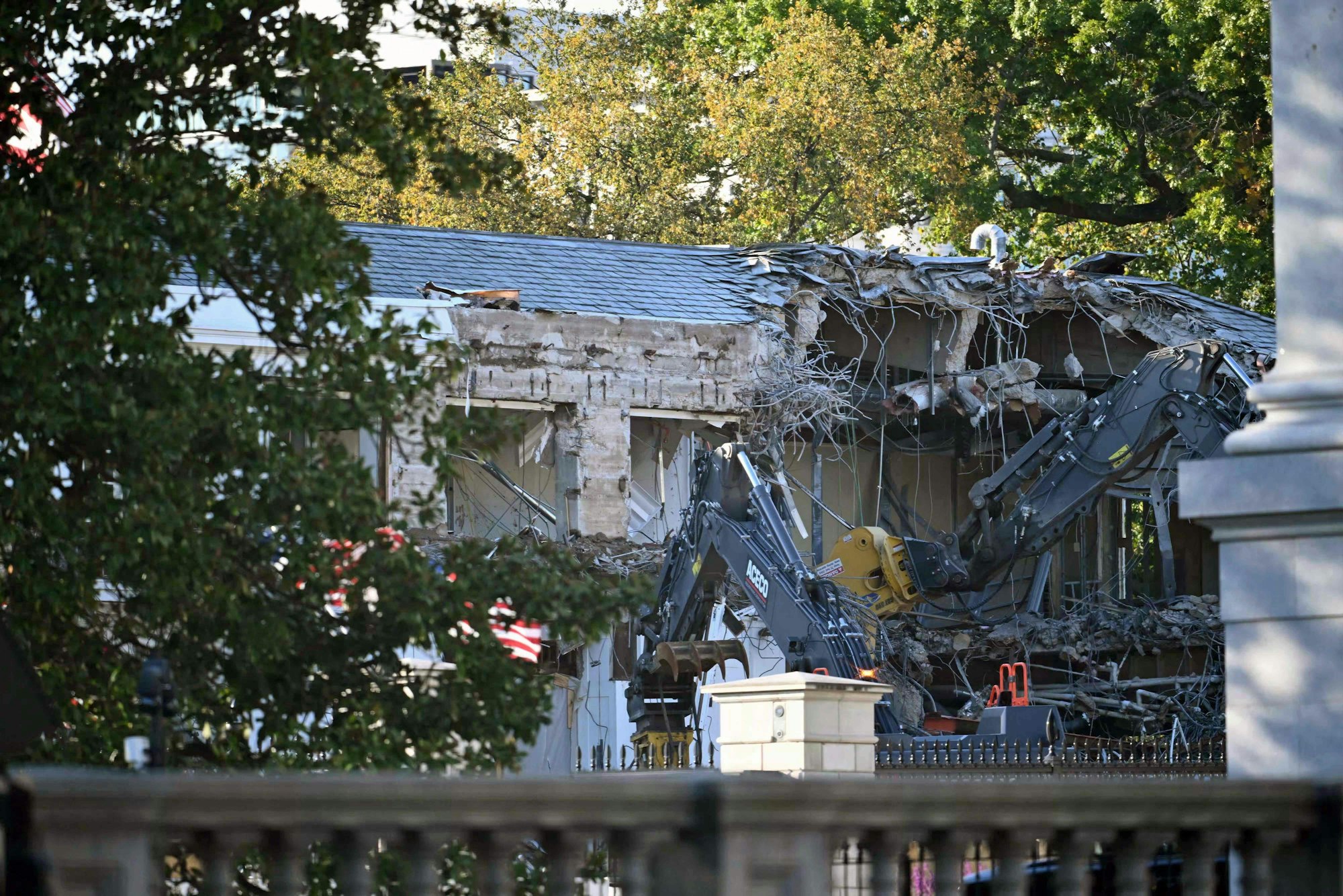 Am 20. Oktober 2025 reißen schwere Maschinen einen Teil des Ostflügels des Weißen Hauses ab.