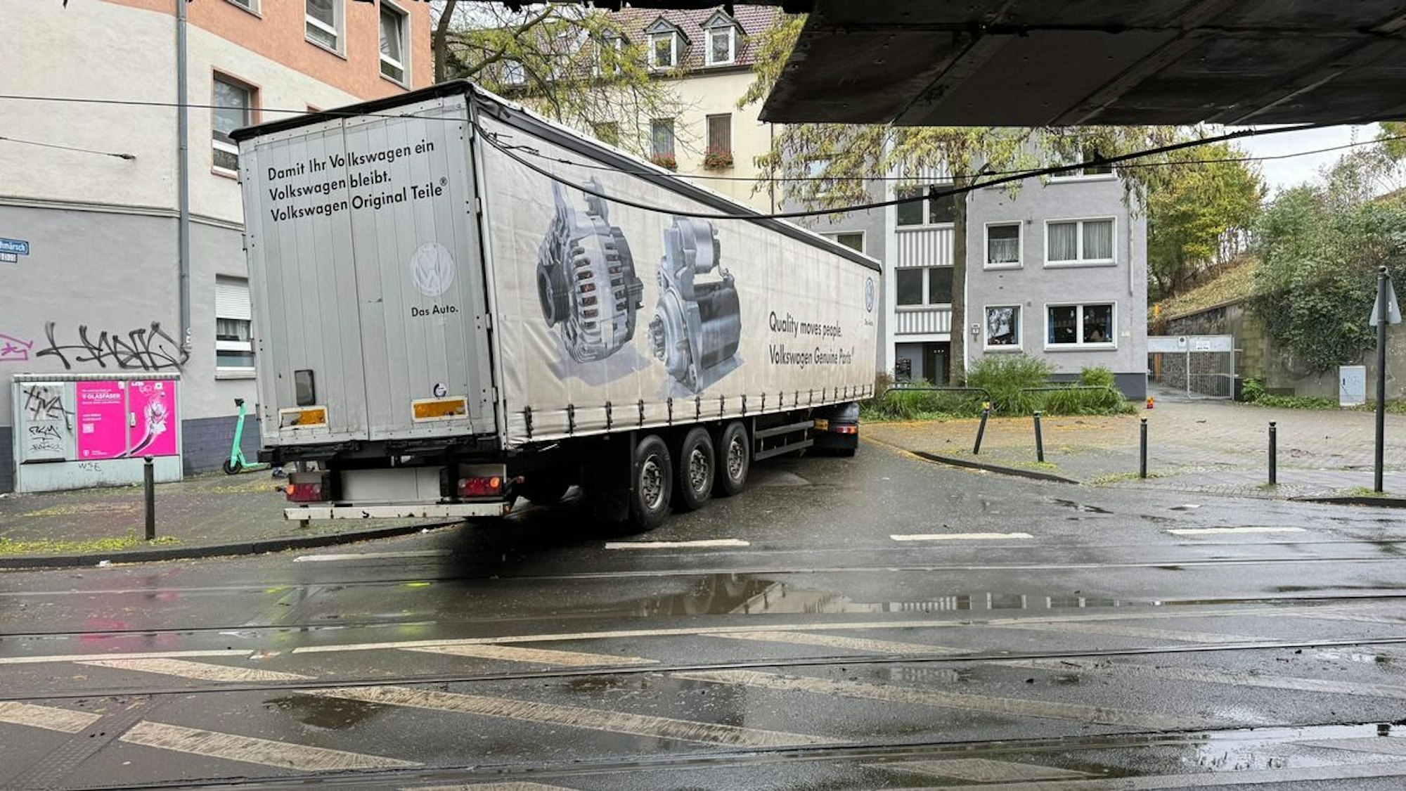 Ein Lkw hängt in einer Oberleitung der Stadtbahn in Dortmund.