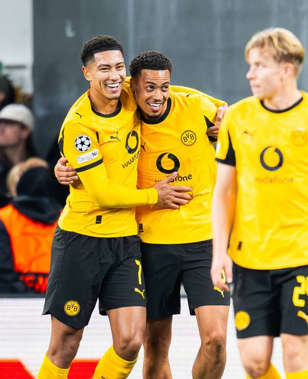 Die Spieler des BVB jubeln zusammen.