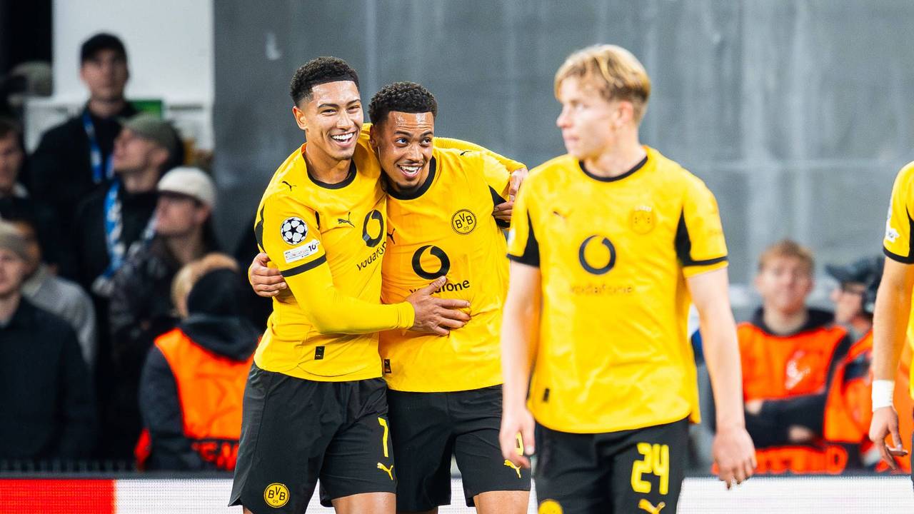 Die Spieler des BVB jubeln zusammen.