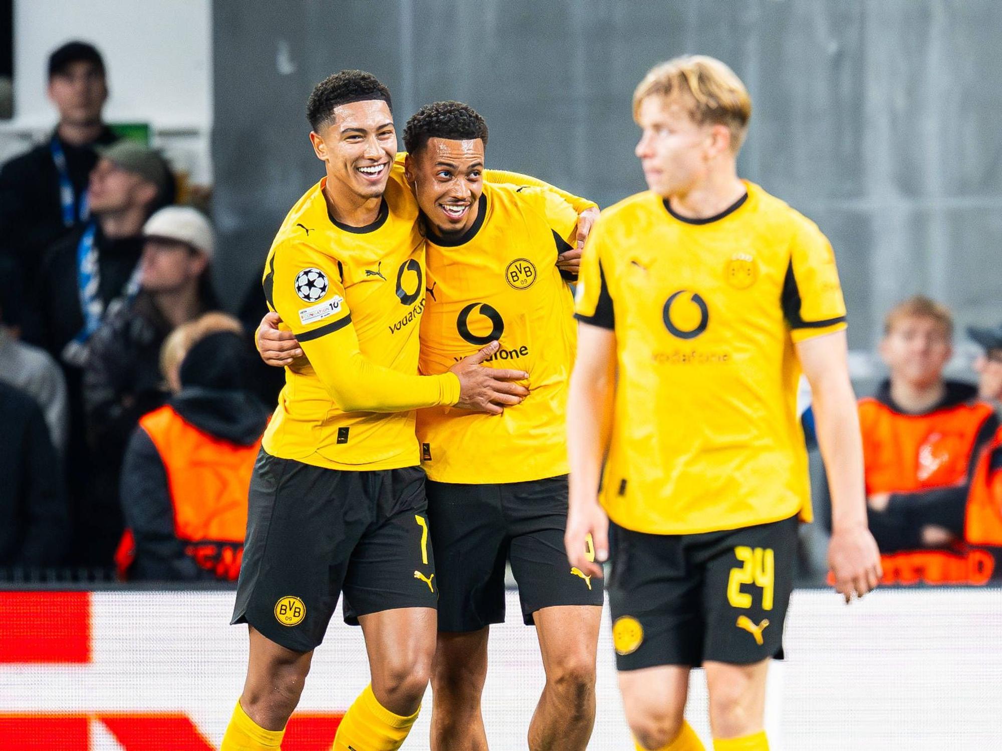 Die Spieler des BVB jubeln zusammen.