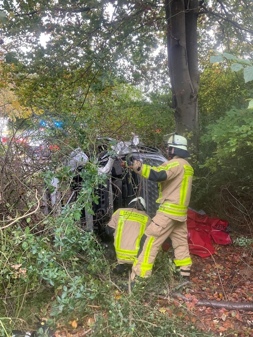Das auf der Seite liegende Unfallauto, aus dem die Feuerwehr eine Person befreit hat.