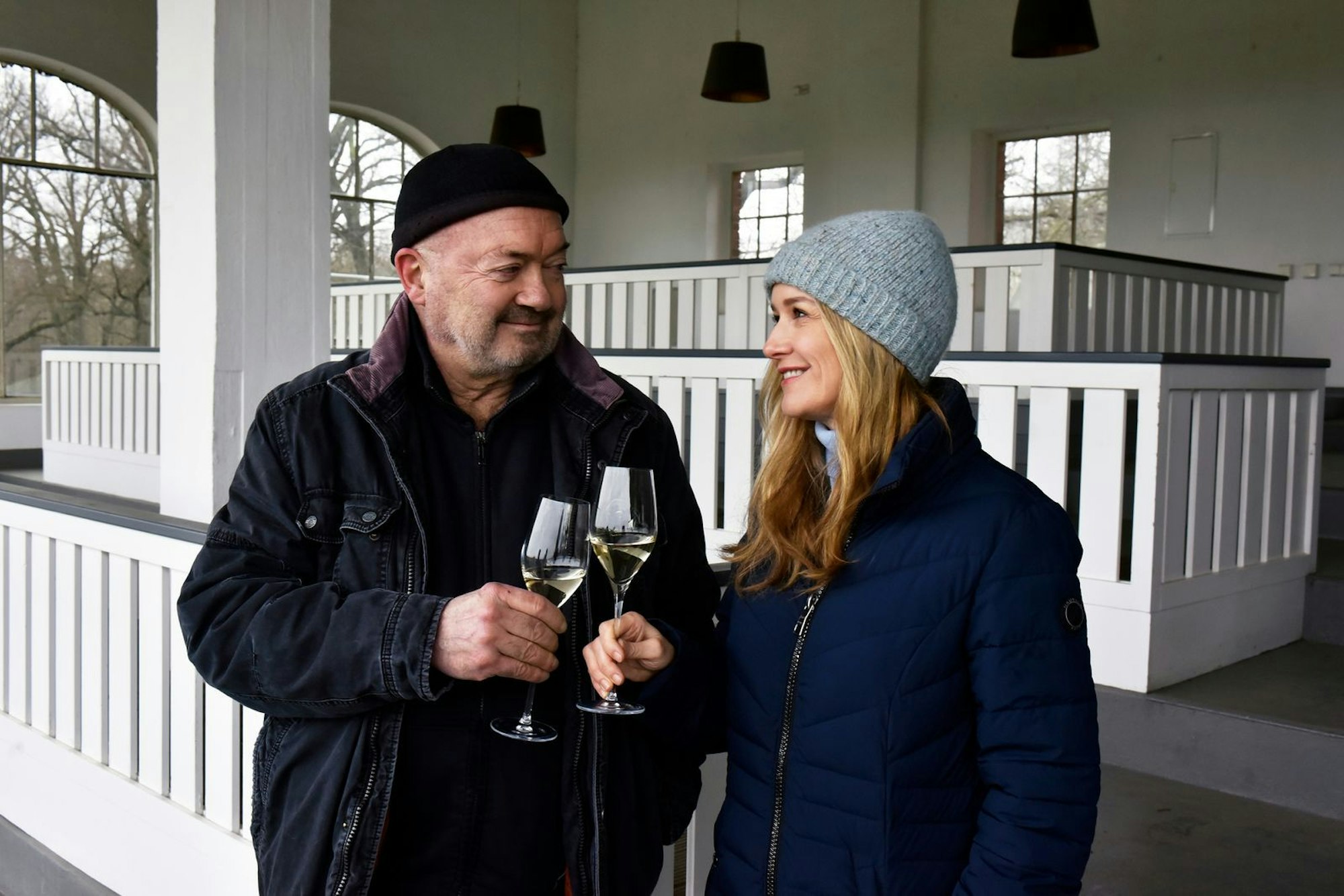 Das muss gefeiert werden: Linett Wachow (Stefanie Stappenbeck) stößt mit Otto Garber (Florian Martens) auf dessen 30-jähriges Dienstjubiläum an. (Bild: ZDF / Katrin Knoke)