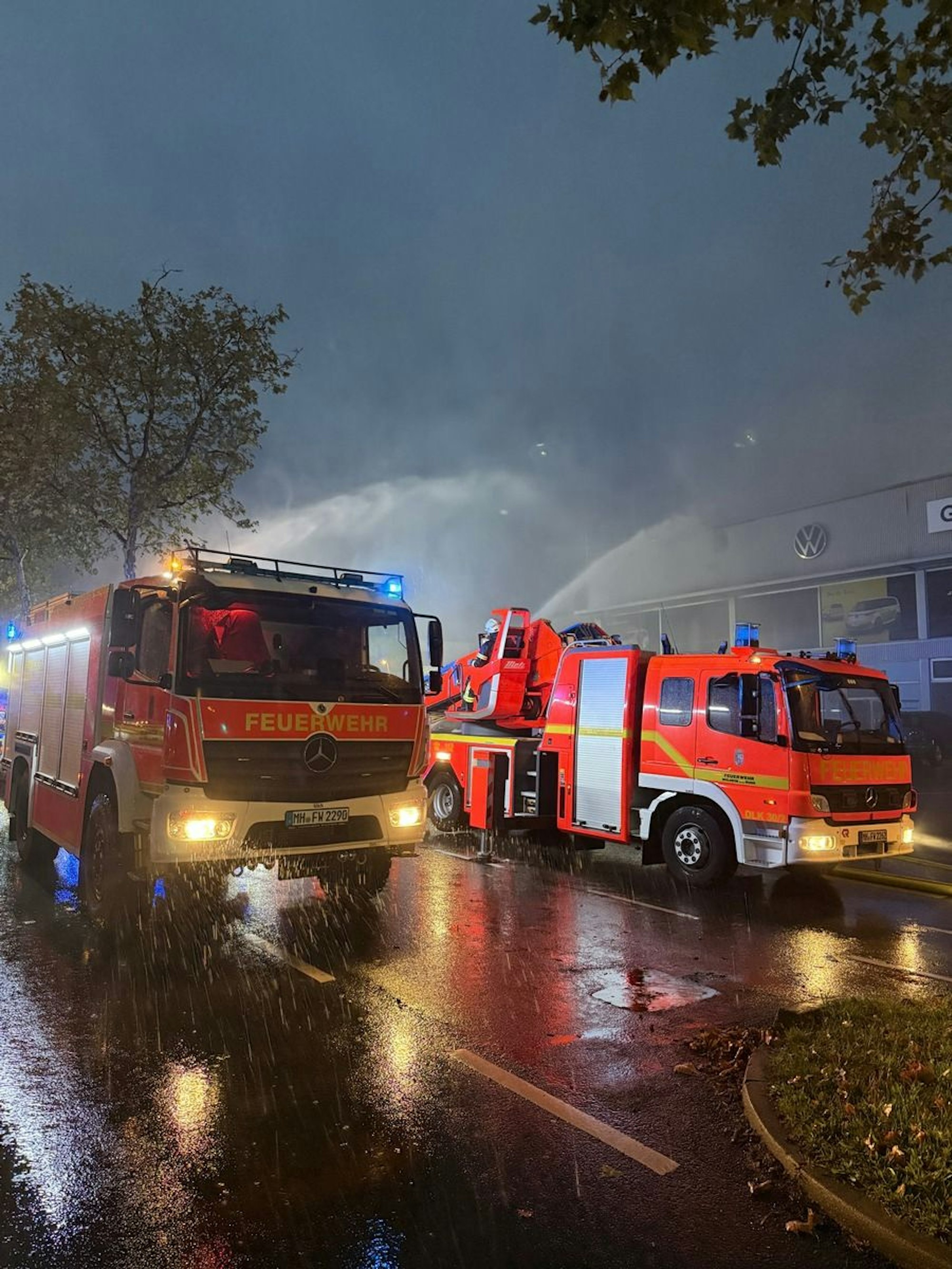Feuerwehreinsatz bei einem Großbrand in einer Autowerkstatt in Mülheim.