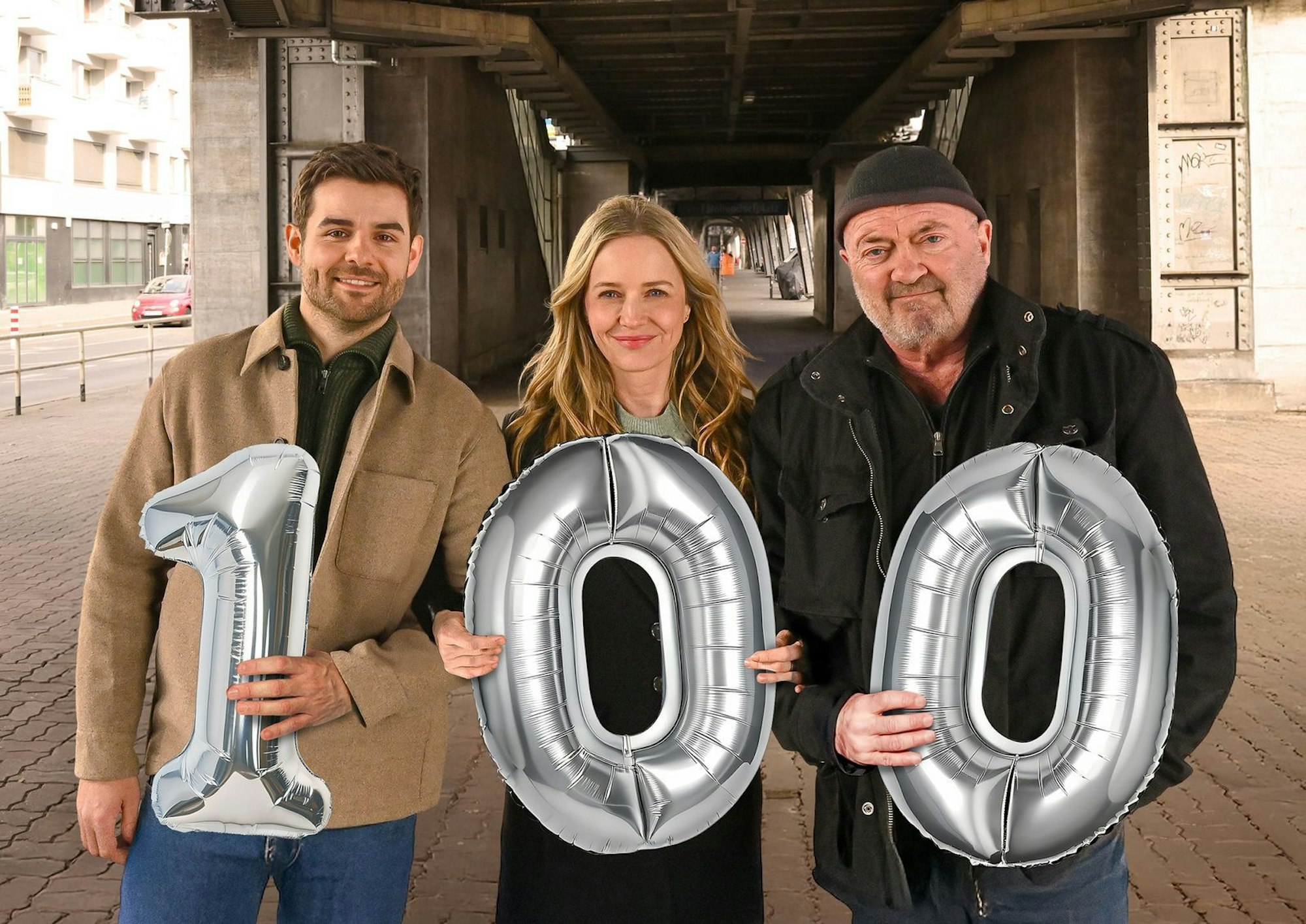 100 Folgen „Ein starkes Team“: Die Hauptdarsteller Lucas Reiber (links), Stefanie Stappenbeck und Florian Martens begehen das Jubiläum angemessen.
(Bild: ZDF / Katrin Knoke)