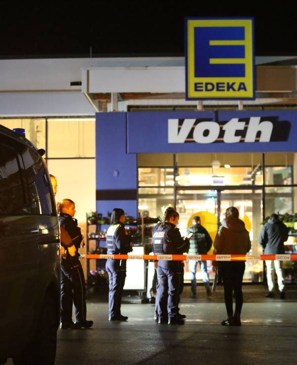 Einsatzkräfte der Polizei sind vor einem Supermarkt im Einsatz. Bei einer Auseinandersetzung in einem Supermarkt im Kreis Lippe ist ein Jugendlicher tödlich verletzt worden.