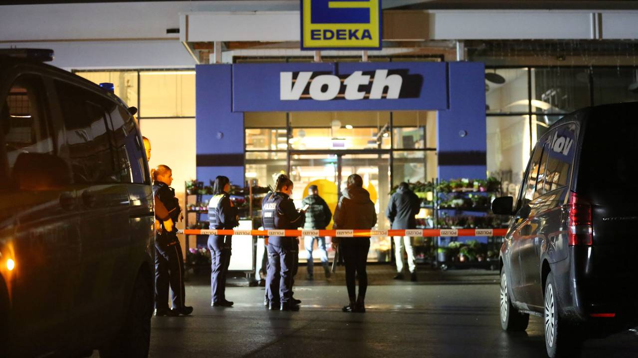 Einsatzkräfte der Polizei sind vor einem Supermarkt im Einsatz. Bei einer Auseinandersetzung in einem Supermarkt im Kreis Lippe ist ein Jugendlicher tödlich verletzt worden.