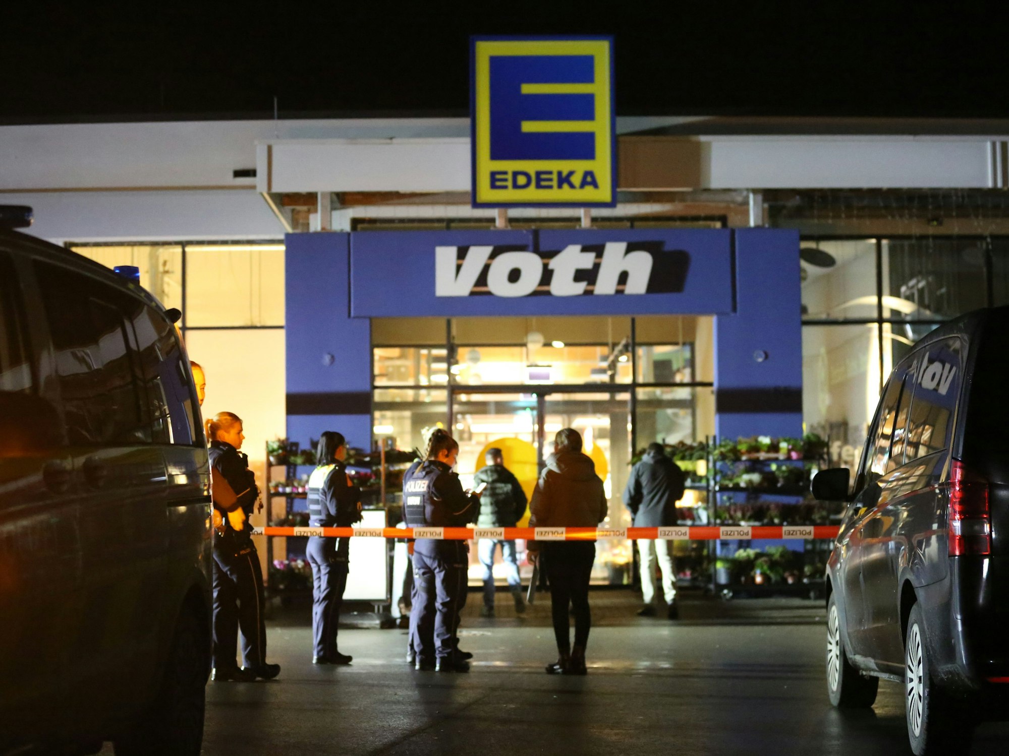 Einsatzkräfte der Polizei sind vor einem Supermarkt im Einsatz. Bei einer Auseinandersetzung in einem Supermarkt im Kreis Lippe ist ein Jugendlicher tödlich verletzt worden.