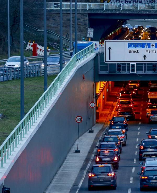 Blick stadtauswärts auf den Autobahntunnel der B55a in Kalk
