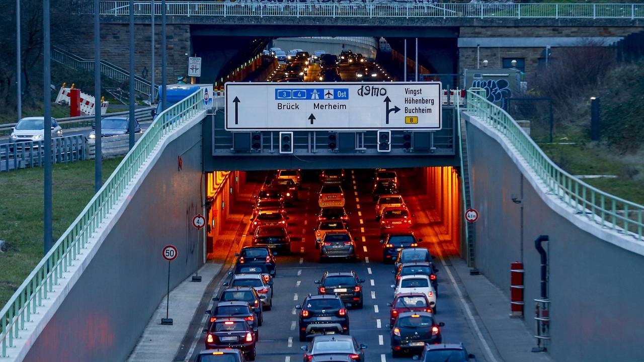 Blick stadtauswärts auf den Autobahntunnel der B55a in Kalk