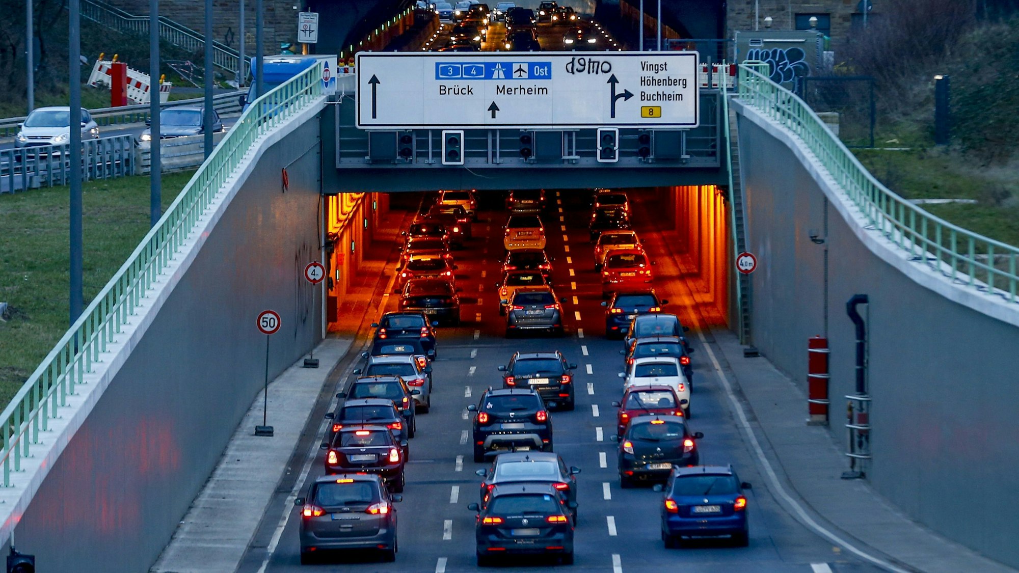 Blick stadtauswärts auf den Autobahntunnel der B55a in Kalk