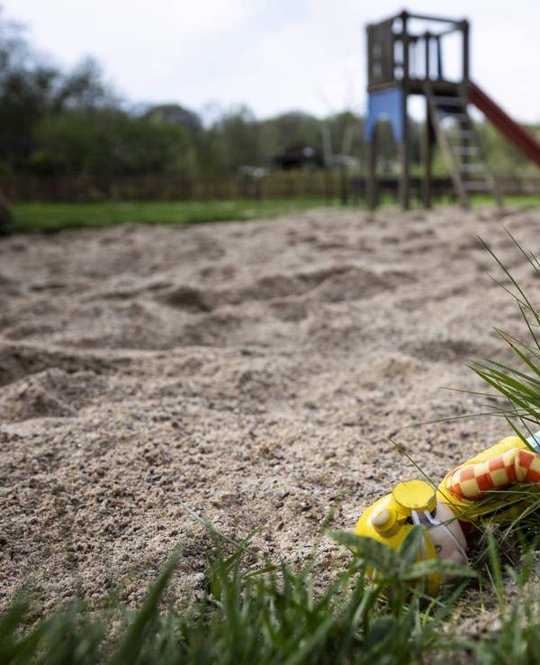 Auf einem Spielplatz nahe Münster liegt ein Spielzeug (Symbolbild): In Münster wurden kürzlich mehrere Spielplätze gesperrt, nachdem ein Kind einen Giftpilz in den Mund genommen hatte.