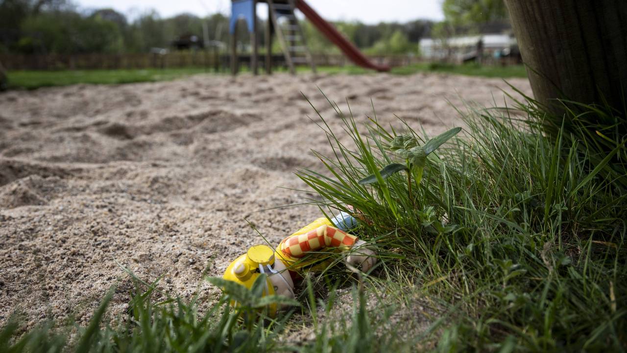 Auf einem Spielplatz nahe Münster liegt ein Spielzeug (Symbolbild): In Münster wurden kürzlich mehrere Spielplätze gesperrt, nachdem ein Kind einen Giftpilz in den Mund genommen hatte.