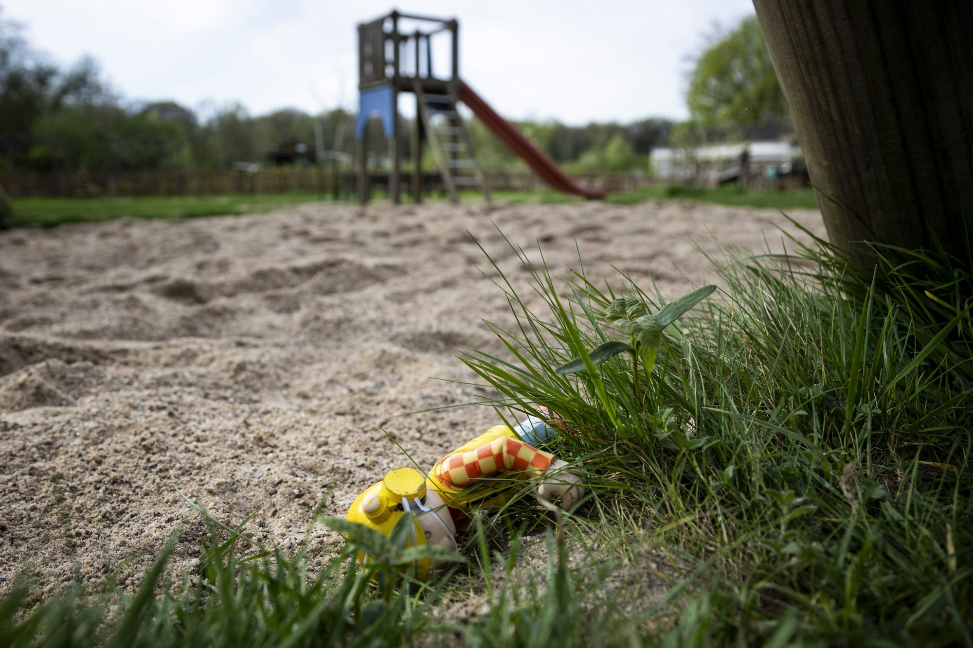 Auf einem Spielplatz nahe Münster liegt ein Spielzeug (Symbolbild): In Münster wurden kürzlich mehrere Spielplätze gesperrt, nachdem ein Kind einen Giftpilz in den Mund genommen hatte.