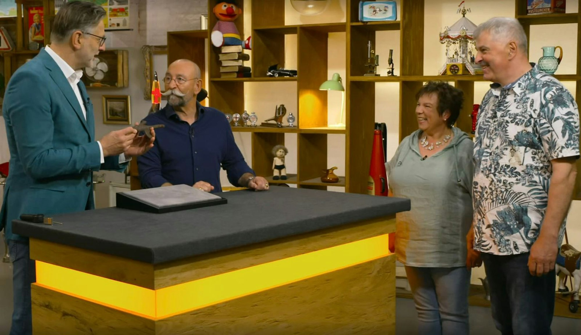 Sind das nicht? Die sehen aus wie ... Horst Lichter jedenfalls erkennt das Verkäuferpaar sofort. Denn Anja und Bruno Rauh waren 2007 regelrechte TV-Stars. In der dritten Staffel von „Bauer sucht Frau“ verliebten sie sich und sind noch immer glücklich verheiratet. Horst freut's: „Dat is schön - wie bei uns hier!“ Was hat das Bauernpaar dabei? (Bild: ZDF)