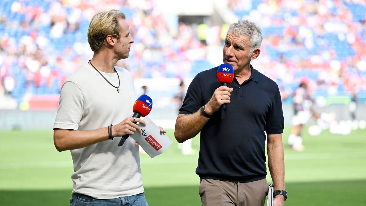 Mirko Slomka wird von Yannick Erkenbrecher interviewt und spricht in ein Mikrofon.