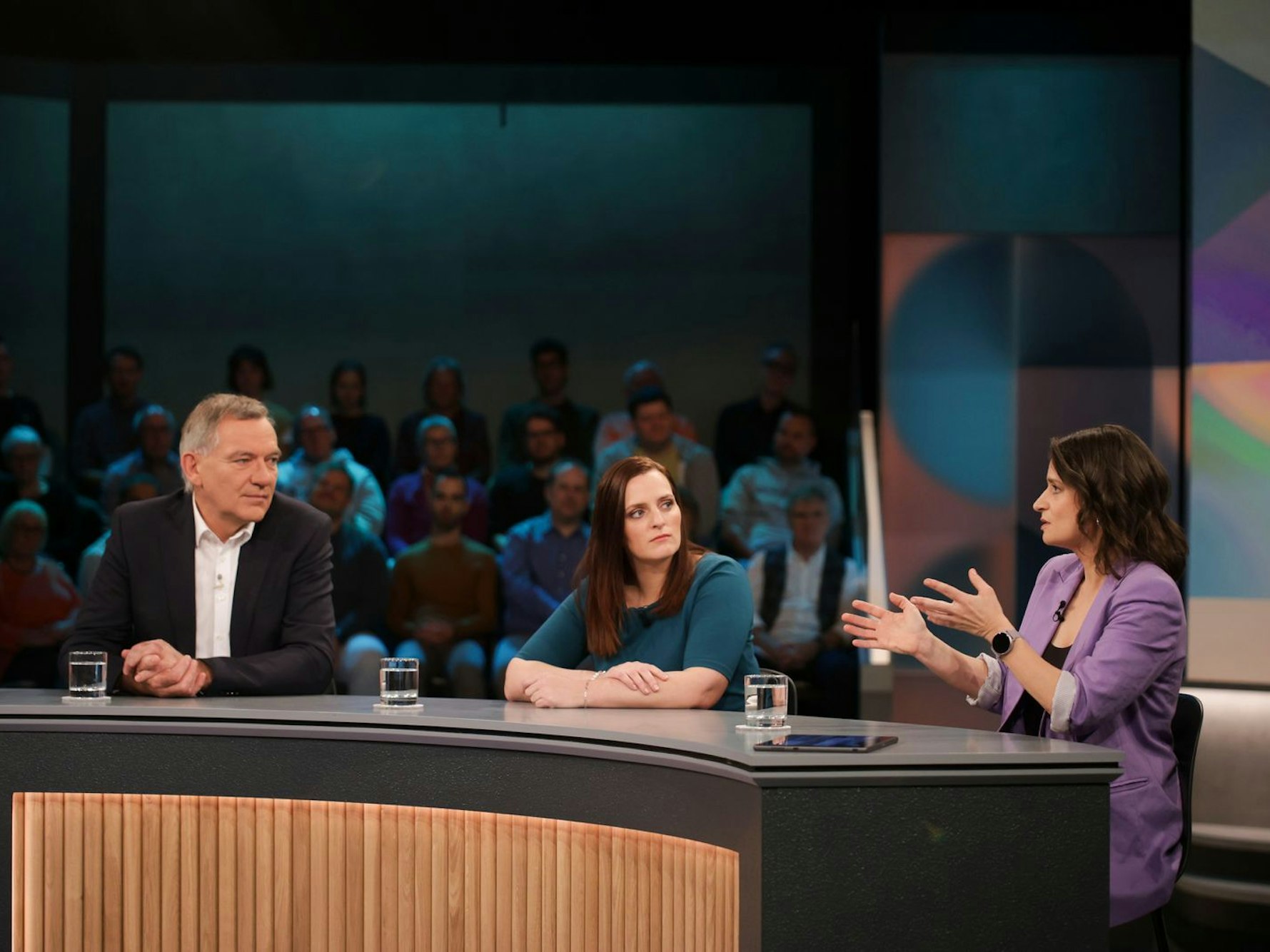 Britta Schautz (rechts) forderte mehr Transparenz, denn „Preise sind in Deutschland eine Blackbox“. (Bild: WDR/Dirk Borm)