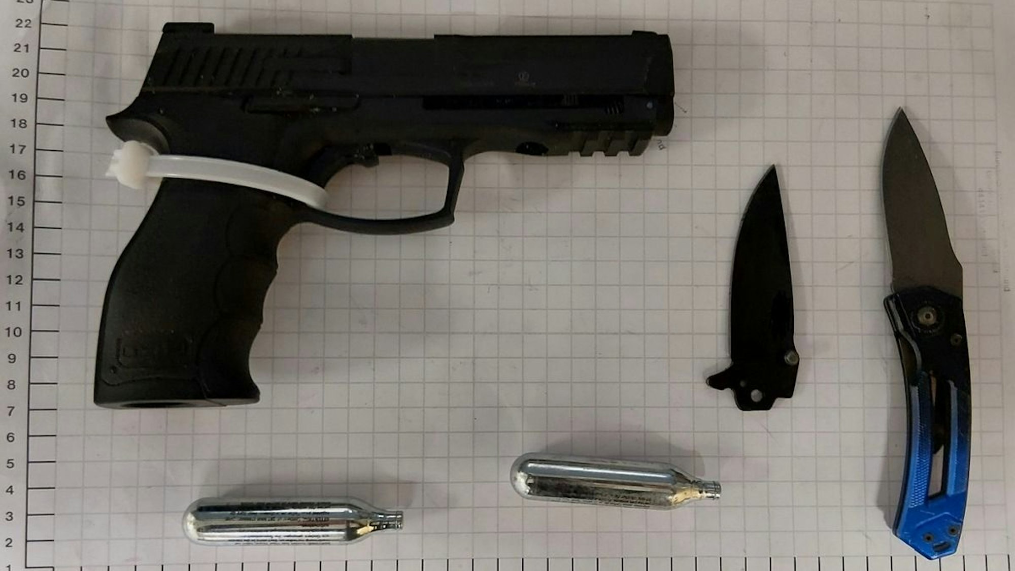 Eine Pistole und ein Messer, die von der Polizei beschlagnahmt wurden.