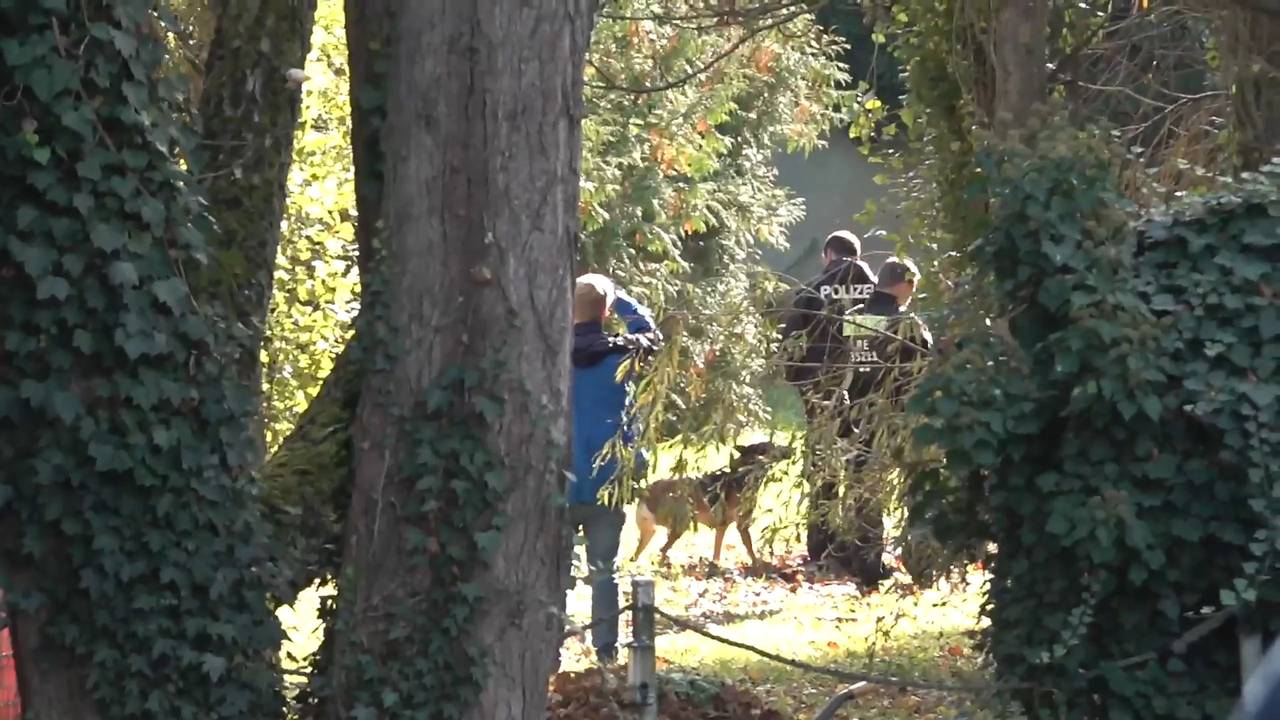 Einsatzkräfte der Polizei arbeiten auf einem Grundstück in Tauche (Landkreis Oder-Spree). Im Fall der seit mehr als sechs Jahren vermissten Rebecca aus Berlin-Neukölln sucht die Polizei auf einem Grundstück in Brandenburg nach Beweismitteln wegen des Verdachts eines Tötungsdelikts.