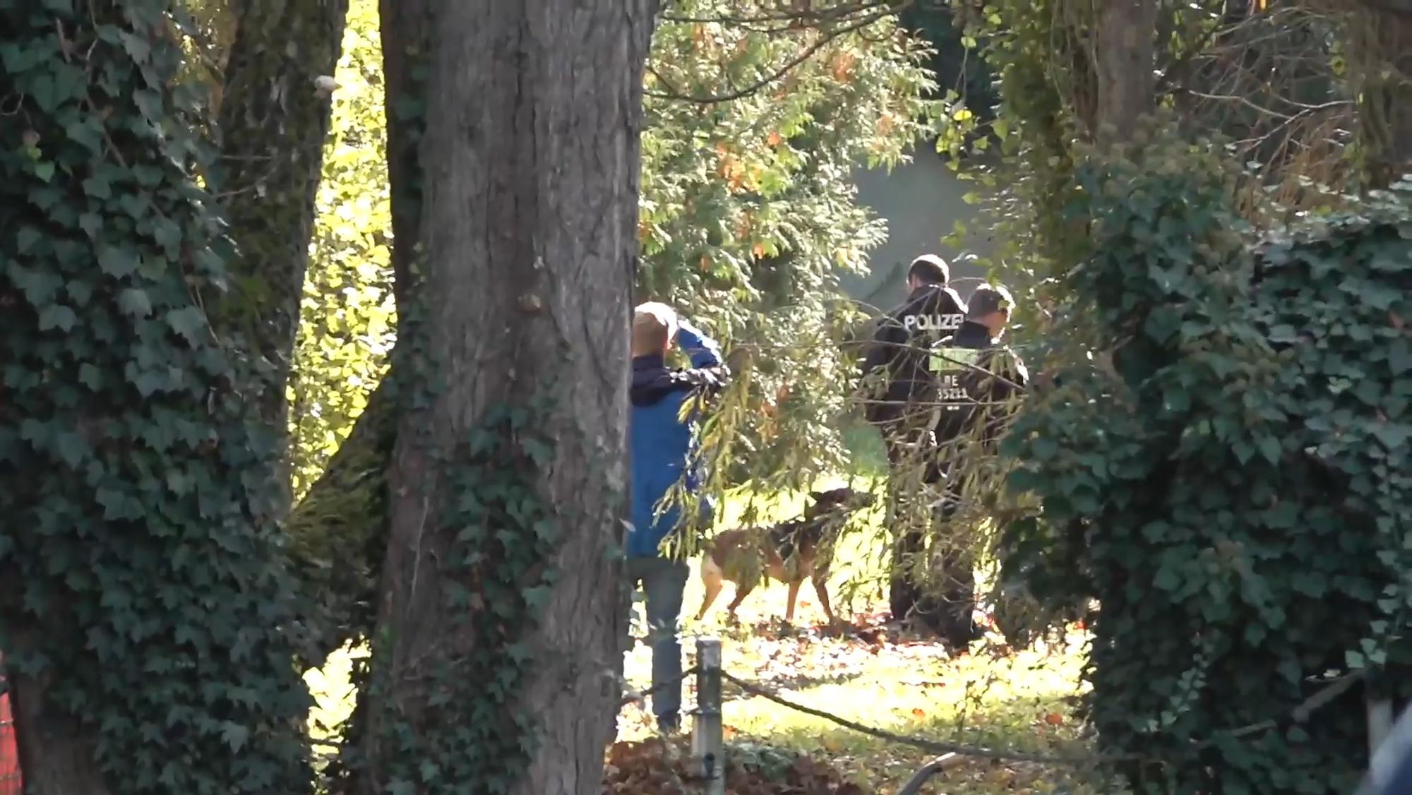Einsatzkräfte der Polizei arbeiten auf einem Grundstück in Tauche (Landkreis Oder-Spree). Im Fall der seit mehr als sechs Jahren vermissten Rebecca aus Berlin-Neukölln sucht die Polizei auf einem Grundstück in Brandenburg nach Beweismitteln wegen des Verdachts eines Tötungsdelikts.