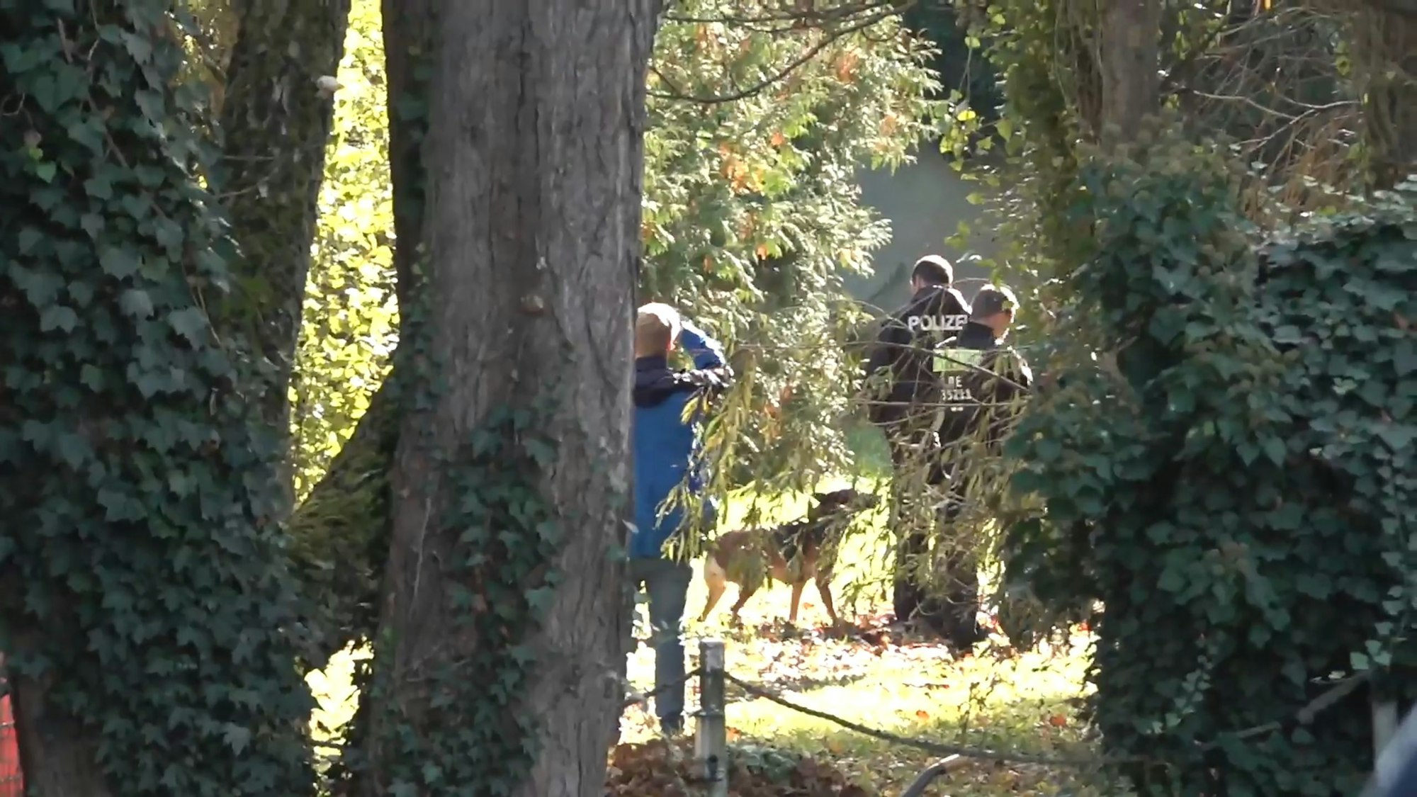 Einsatzkräfte der Polizei arbeiten auf einem Grundstück in Tauche (Landkreis Oder-Spree). Im Fall der seit mehr als sechs Jahren vermissten Rebecca aus Berlin-Neukölln sucht die Polizei auf einem Grundstück in Brandenburg nach Beweismitteln wegen des Verdachts eines Tötungsdelikts.