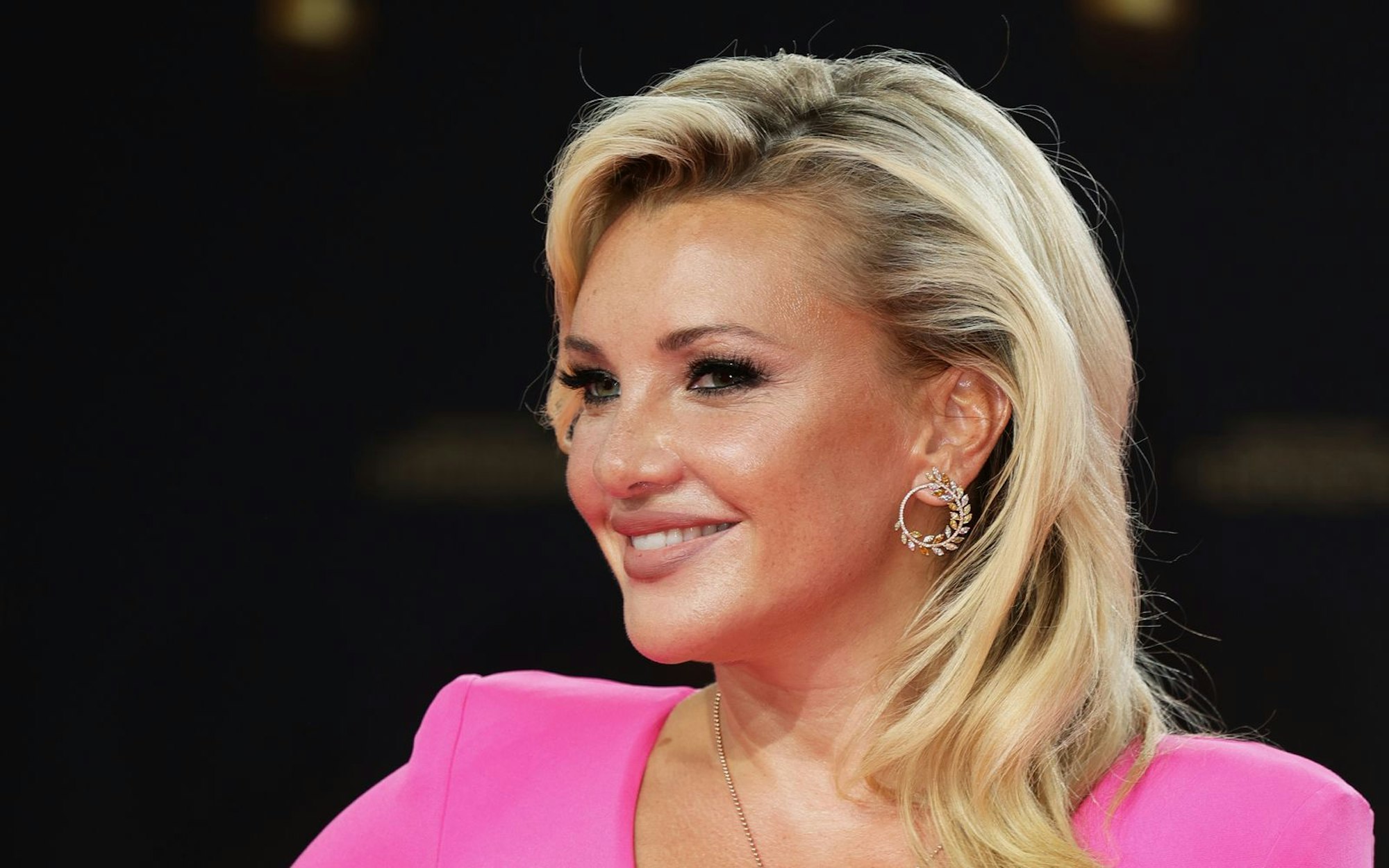 Auch beim Deutschen Fernsehpreis läuft Evelyn Burdecki, wie hier im Jahr 2023, über den Roten Teppich. (Bild: 2023 Getty Images/Andreas Rentz)