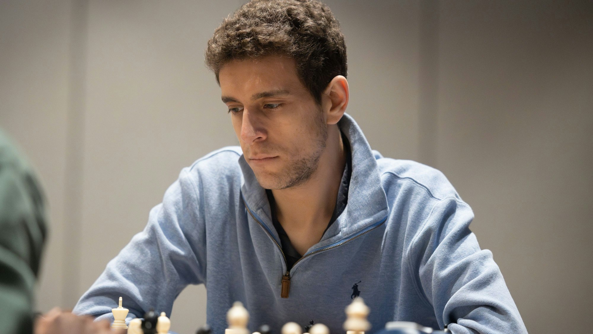 Daniel Naroditsky beim Schachspiel.