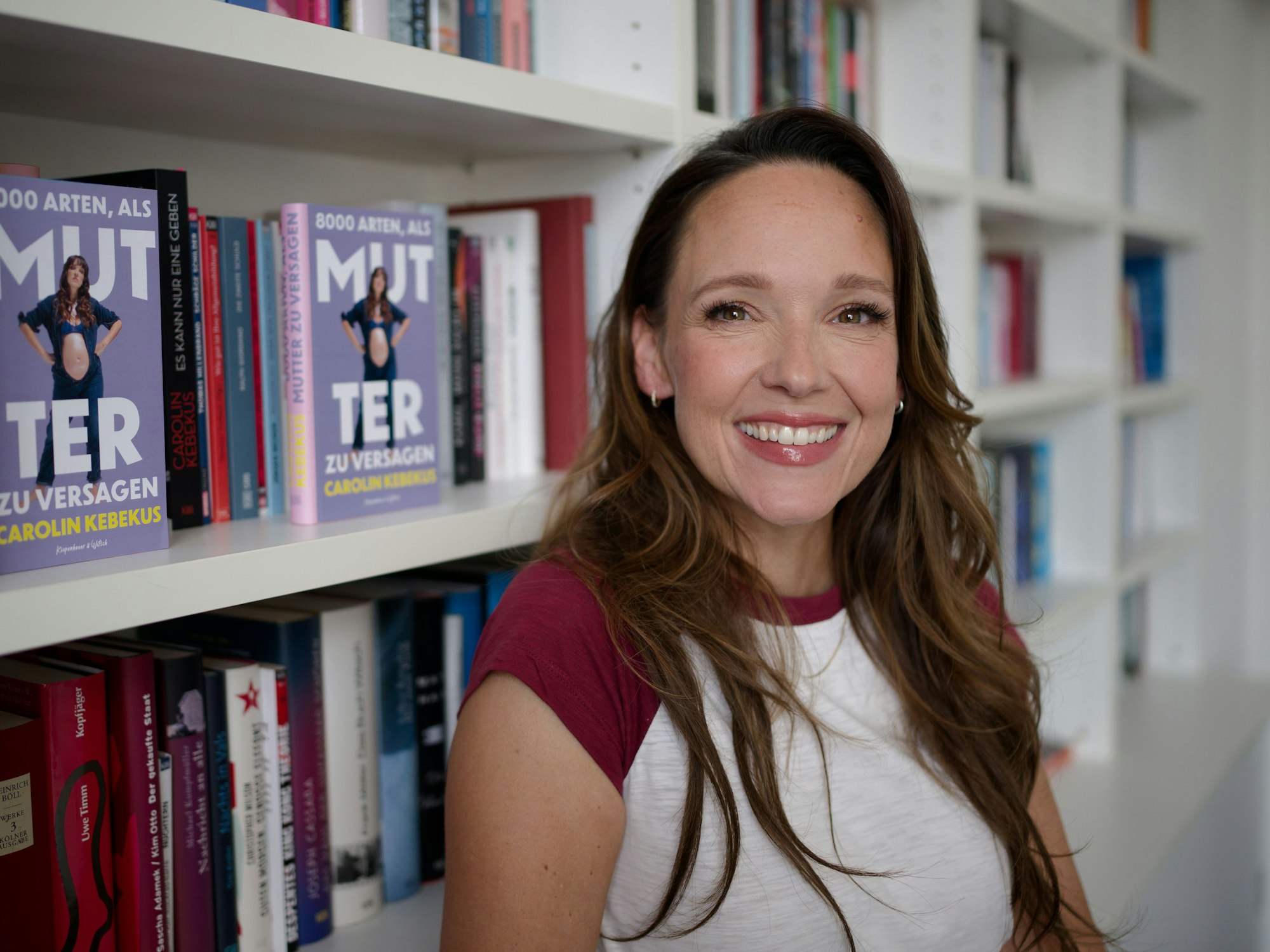 Comedian und Autorin Carolin Kebekus steht nach einem Interview zu ihrem neuen Buch über Muttersein in einem Besprechungsraum des Verlages Kiepenheuer und Witsch.